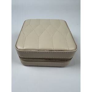 Wolf Carolina Cream Leather Travel Jewelry Case Zip Quilted Top Zipper